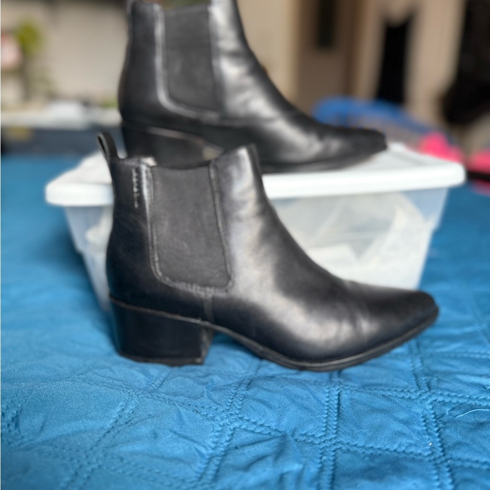 Vagabond black leather ankle boots W6